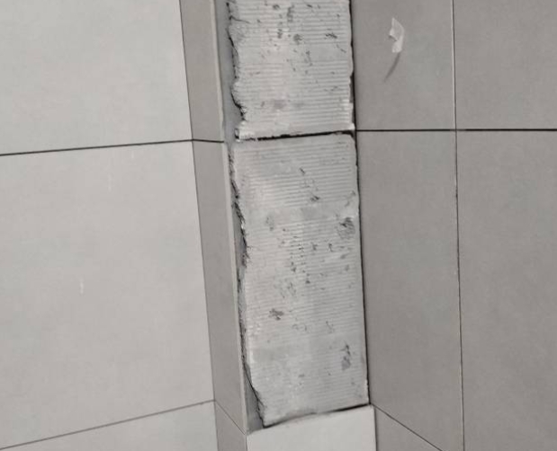 平阳瓷砖空鼓维修公司分享下瓷砖施工前基层浇水润湿程度不足，可能导致以下问题
